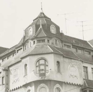 Wohnhaus mit Läden