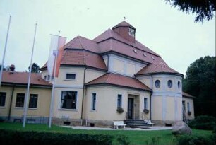 Badehaus der alten Kurklinik mit Dachreiter mit Uhr und apsisartigem Anbau