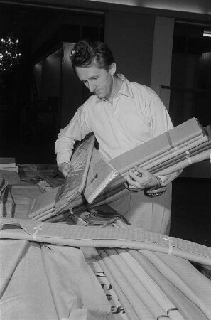 Ein Mitarbeiter der tschechoslowakischen Kollektivausstellung beim Auspacken von Stoffen auf der Leipziger Herbstmesse 1955