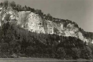 Sächsische Schweiz. Weiße Brüche (1910 aufgelassene Steinbruchwände) mit Halden zwischen Wehlen und Rathen. Blick vom linken Elbufer