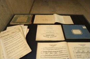 Ausstellungsvitrine mit Stimmensatz und Klavierauszug des "Stabat Mater"