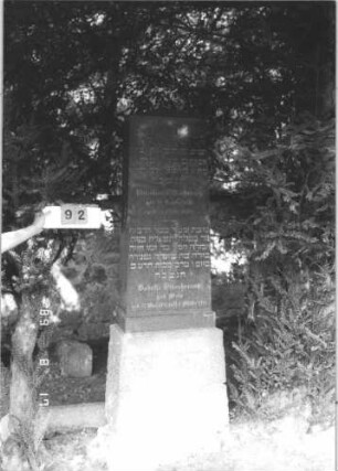 Grabstein 92 (Index: 100105800) Material: polierter Garnit Zustand: sehr gut Maße HxBxT: 218x66x36 cm Beschreibung: Obelisk, getreppter Rusticasockel Besonderheit: Doppelgrab für Eheleute: Grabstein 92
