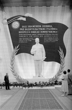 Ausstellung der Sowjetunion im Gebäude des Finanzministeriums der DDR am Werderschen Markt anlässlich der III. Weltfestspiele in Berlin : Statue von Josef Stalin