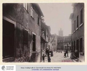 Neugasse. Im Hintergrund die Stadtkirche (92).