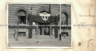 Die geschmückte Eingangstür der Kaserne des Polizei-Bataillons 31