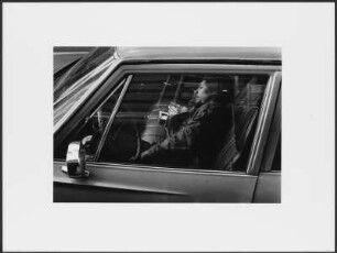 In einem Auto schlafender Mann, New York
