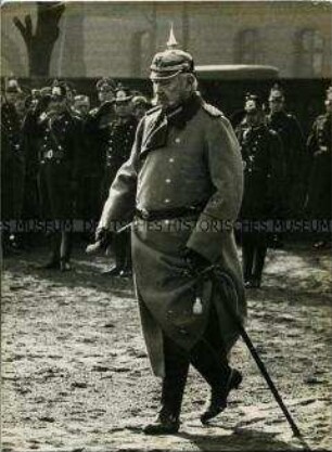 Reichspräsident von Hindenburg nimmt eine Parade der Reichswehr ab