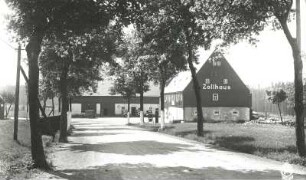 Hermsdorf, Altenberger Straße 7. Fremdenheim zum Zollhaus. Straßenansicht durch eine Ahornallee