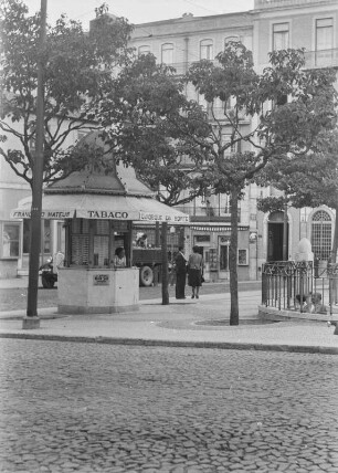 Tabakkiosk : Ein Kiosk für Zigaretten und Tabak auf einem Platz in Lissabon