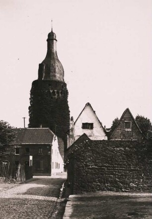 Zons. Ansicht des runden Juddeturm, eines der fünf Türme der Stadtmauer. Der Name geht wohl auf das Kölner Patriziergeschlecht Judde zurück.