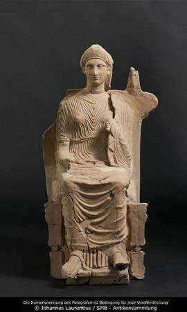 Große Grabstatuette einer sitzenden Frau mit Diadem und Schleier