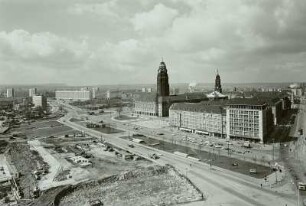 Dresden. Blick vom Hochhaus am Pirnaischen Platz nach Südwesten über Leningrader Straße, Rathaus und Kreuzkirche bis zur Ernst-Thälmann-Straße