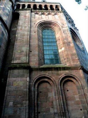 Ansicht von Norden-Westchor in Übersicht mit abgestuften Fenstergewänden sowie Zwerggalerie in Übersicht