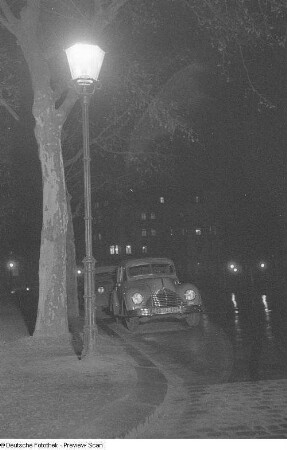 Vorderansicht eines parkenden BMW 340 bei Nacht
