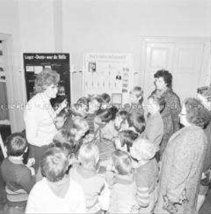Junge Pioniere der AG "Junge Historiker" der Goethe-Oberschule im Heimatmuseum Gardelegen