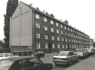 Dresden-Trachau, Guts-Muths-Straße 34/26. Wohnblock (Wohnanlage). Straßenansicht