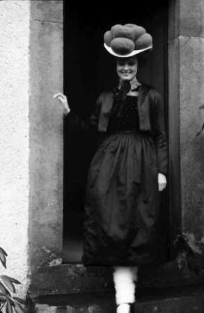 Kirnbach: Fräulein Elisabeth Wöhrle, Tracht kommt aus der Kirche