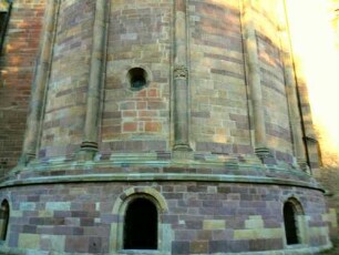 Ansicht von Osten-Chorapside mit Basis und aufgehendem Mauerwerk mit angesetzten dreiviertelrunden Säulen in Übersicht