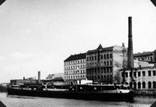 Frachtschiff auf der Spree nahe der Oberbaumbrücke
