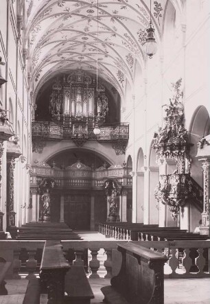 Bamberg, Benediktinerkloster : Bamberg. Benediktinerkloster Sankt Michael. Mittelschiff nach Westen mit Kanzel und Orgel
