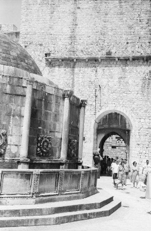 Dubrovnik: Pile Tor von der Stradun und Teil des Onofrio Brunnen