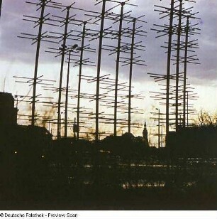 Fernsehantennen gegen die Stadtsilhouette