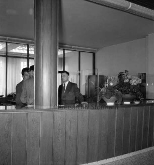 Banküberfall: auf Volksbank Bad Oldesloe eG: Hindenburgstraße: Innenaufnahme: Schalterhalle: Kassierer Werner Relling, Bankangestellte hinter Tresen: rechts Kassenraum