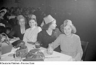 Gruppenporträt von vier jungen Frauen