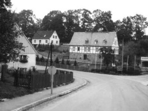 Burkersdorf (Frauenstein-Burkersdorf). Ortsteilansicht mit Gemeindeamt
