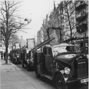 Hamburg-Eilbek, Hasselbrookstraße. Fahrzeuge der Abteilung Straßenbeleuchtung der Hamburger Gaswerke (HGW) bei einem Festumzug