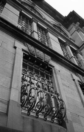 Schmiedeeiserne Fenstervergitterungen im Männergefängnis und Untersuchungshaftanstalt in der Riefstahlstraße