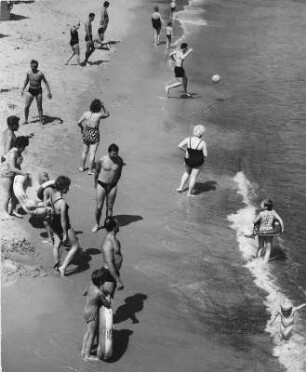 Ostseestrand mit Badegästen