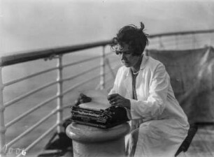 Frau mit Schreibmaschine : Frau mit Remington-Schreibmaschine an Deck eines Schiffes