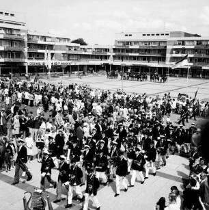 Schützen- und Volksfest: Veranstalter Heimatring und Ahrensburger Schützengilde: Umzug: Straße Reeshoop [später Manfred-Samusch-Straße]: Rathausvorplatz: Aufmarsch der Vereine: Blaskapelle: Zuschauer: hinten Rathausplatz, Reiterstaffel, 11. Juni 1972