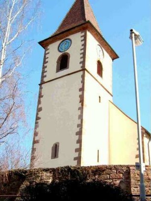 Ansicht von Südwesten mit Kirche über Kirchturm (im Kern Frühgotisch mit Schlitzscharten) sowie Kirchhofmauer