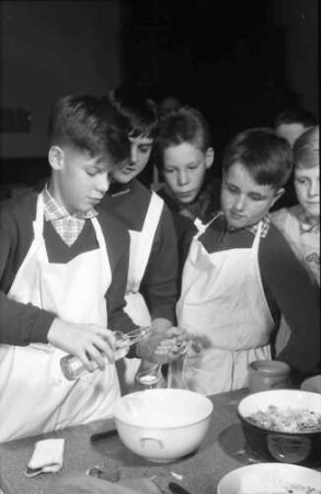 Freiburg: Adelhauser Schule; Jungen lernen Kochen; beim Salatanmachen