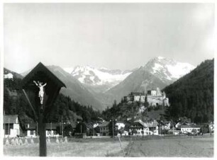Alpen, Südtirol, Sand in Taufers, Ort und Burg von Süden mit Blick auf die Zillertaler Alpen