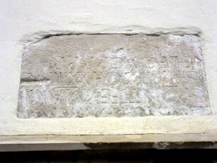 Alexanderkirche - Langhaus Traufseite Süd - vermauerter römischer Textstein (Kopfstehend) im Detail