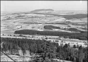 Westerzgebirge. Zschopautal zwischen Schlettau und Walthersdorf gegen Pöhlberg. Blick vom Scheibenberg von Südwesten