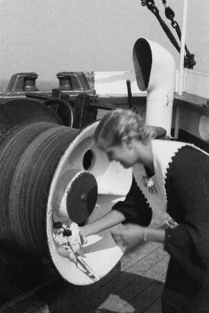 Bordleben. Junge Dame an Deck eines Passagierschiffes
