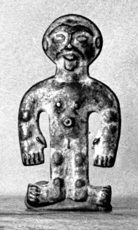 Flaches Amulett in Form eines nackten Mannes