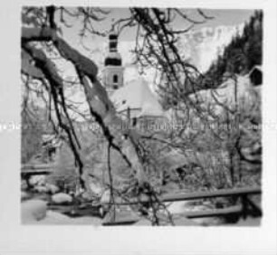 Verschneite Kirche St. Sebastian in Ramsau