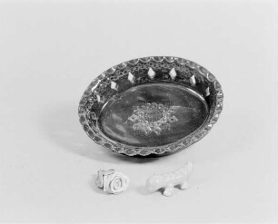 Schale, Rosenblüte und Raupe : Schale, Rosenblüte und Raupe. Keramik, glasiert (1. H. 20. Jh.; wohl K. Feuerriegel). Museum im Schloß Frohburg