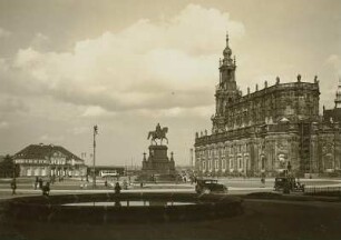 Theaterplatz : Dresden, Theaterplatz nach Nordost mit Italienischem Dörfchen, Denkmal König Johanns und Hofkirche