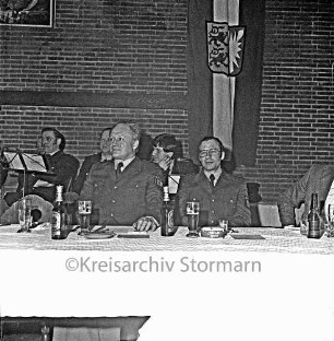 Rohlfshagen/Kupfermühle: Gastwirtschaft "Kupfermühle": Saal: Mitgliederversammlung des Kreisfeuerwehrverbandes: Podium, dahinter Musikkorps der Freiwilligen Feuerwehr Eichede