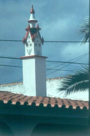 Zweifarbiger, eckiger Schornstein mit Aufbauten