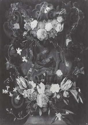 Blumenumranktes Steinrelief der Maria mit dem Kinde