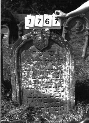 Grabstein 1767 (Index: 100096363) Maße HxBxT: 89x62x13 cm Symbolik: Krone, Schild: Grabstein 1767