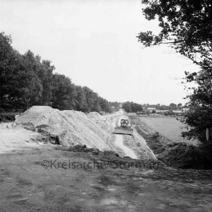 Straßenbau: Bundesstraße B 435: Alte Landstraße zwischen Rahlstedt und Siek: Verbreiterung und Bau von Anschlussrampen für die Autobahn A 1: hinten Bagger zwischen Sandbergen: rechts und links Bäume
