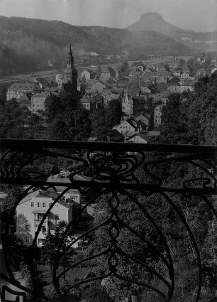 Bad Schandau. Herbst im Elbtal mit Blick über die Stadt zum Lilienstein